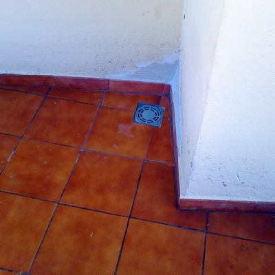 Colocacion de sumidero y baldosas postaveria,en terraza
