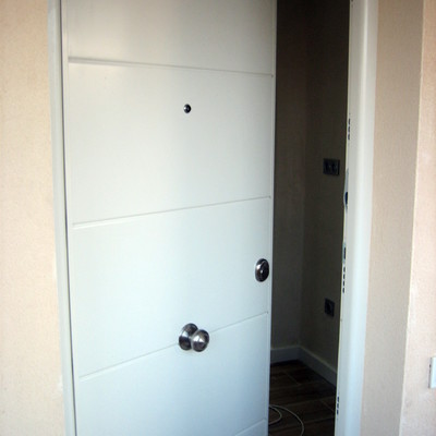 Colocación puerta principal en vivienda