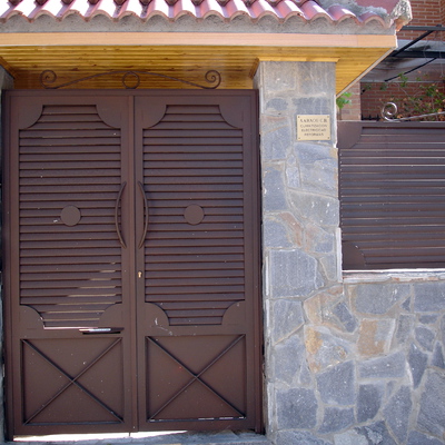 Conjunto de puerta y vallas de acceso chalet.