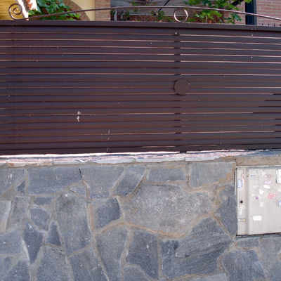 Conjunto de puerta y vallas de acceso chalet.