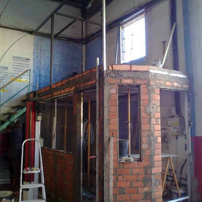 construccion de oficina y almacèn en taller mecanico