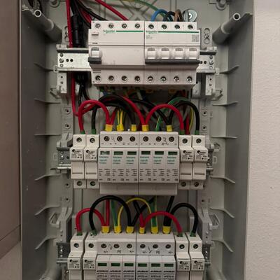 Instalacion de cuadro eléctrico en nave