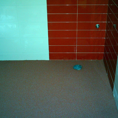 cuarzo rojo en baño cafe omega