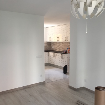 Salón con cocina abierta