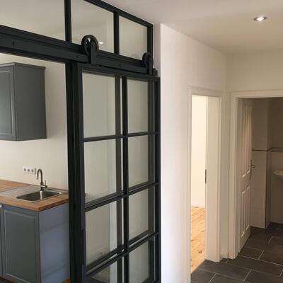 magen de cocina con puerta corredera hacia salón luminoso
