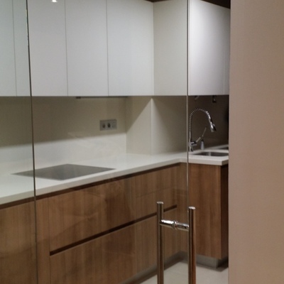 Cocina con puerta corredera de vidrio
