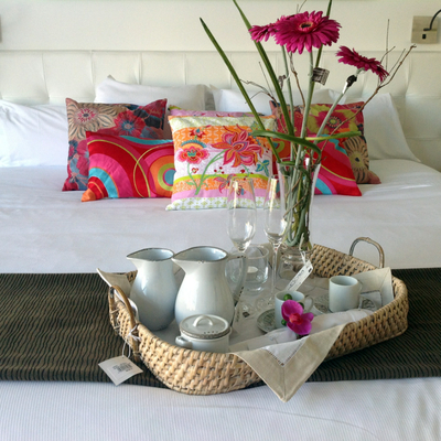 Decoración de una habitación  junior suite de un hotel