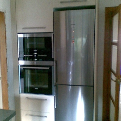 Detalle de nevera y columna