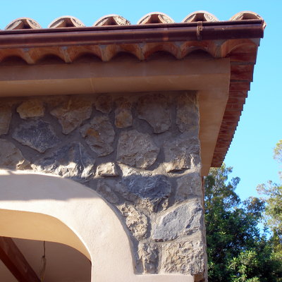 detalle forro piedra Binissalem y piedra en tejado