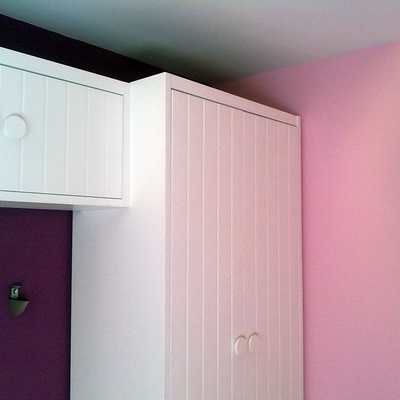 Dormitorio infantil con pintura en tres colores