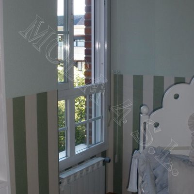 Dormitorio zocalo de papel pintado, sin remate de greca.