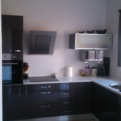 Instalación de cocina en acabados de pvc color gris brillo