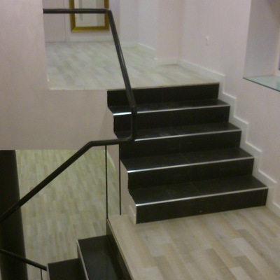 Colocación de parquet flotante en tienda de ropa