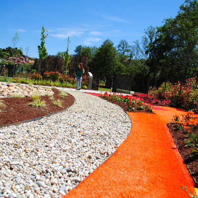 Céspedes de colores para jardín infantil.