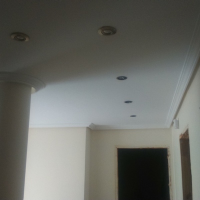 Pintura de vivienda e instalación de nuevos puntos de luz