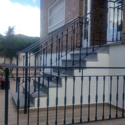 Pintura de barandillas/muros de chalet unifamiliar