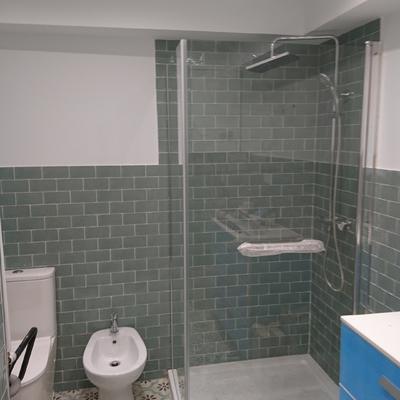 Baño con azulejo artesanal