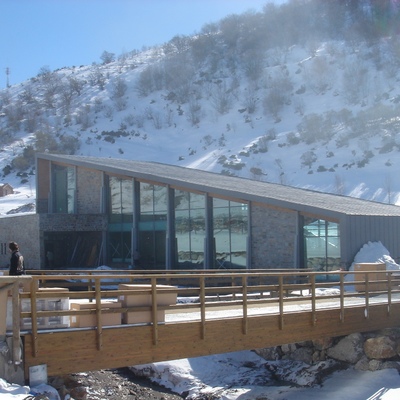Edificio de servicios en la Estación Invernal Fuentes de Invierno
