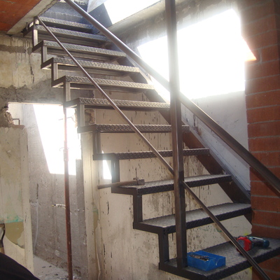 ESCALERA INTERIOR CON ACCESO A CUBIERTA
