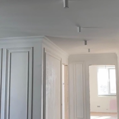 Reforma de salón en Alicante – pintura y decoración con molduras