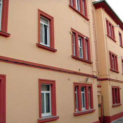 edificio de tres plantas
