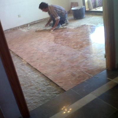 el albañil empisando el suel