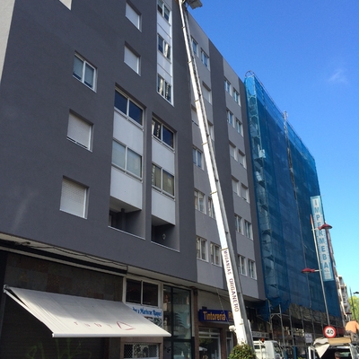 Elevador de fachada para mudanza en Vigo. Pontevedra