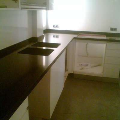 Encimera en silestone negro tao 2 cm.con canto inglete efecto 5 cm.