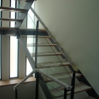 ESCALERA CON ZANCA DE HIERRO Y PELDAÑOS EN MADERA