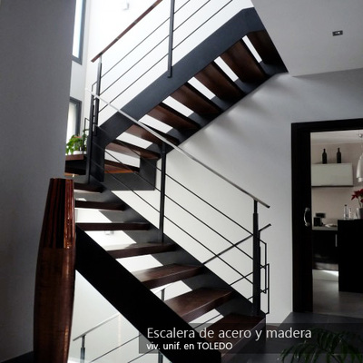 Escalera de acero y madera
