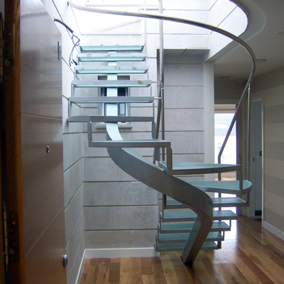escalera de caracol en acero inox.