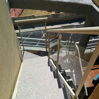 ESCALERA DE HIERRO, MARMOL Y CRISTAL