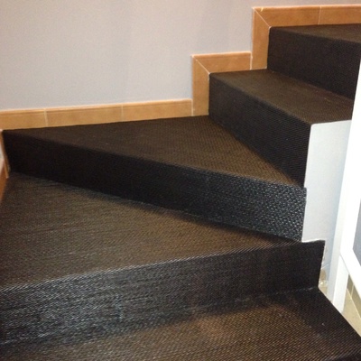 Escalera de keplan forrada en su totalidad.