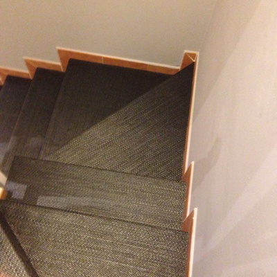Escalera de keplan forrada en su totalidad.