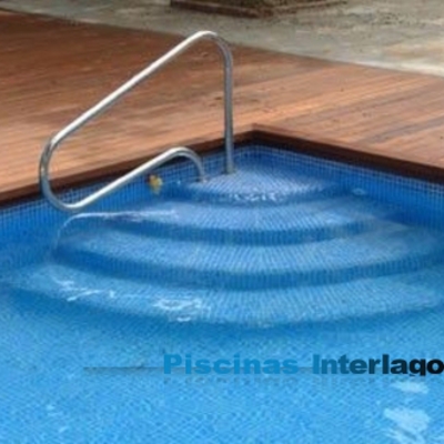 Escalera en abanico para piscinas.