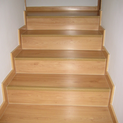 ESCALERA FORRADA DE MADERA