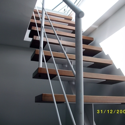 Escalera metálica y madera para acceso a cubierta.