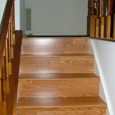 Escaleras de tarima y molduras