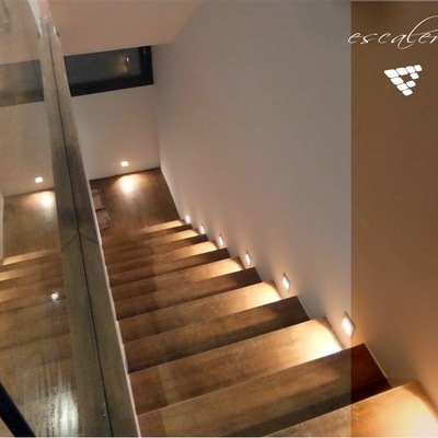 Escaleras iluminadas en vivienda unifamiliar CEF Valencia