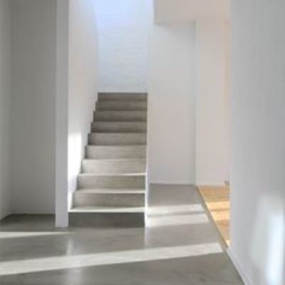 Aplicación de microcemento en escaleras y vestíbulo de vivenda