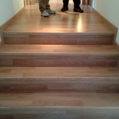Escalones revestidos en parquet.