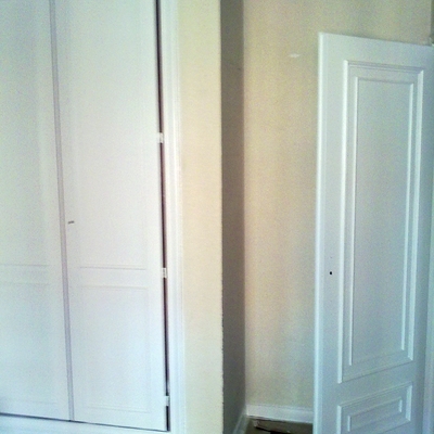 Esmaltado de armario, puerta y rodapie en blanco satinado