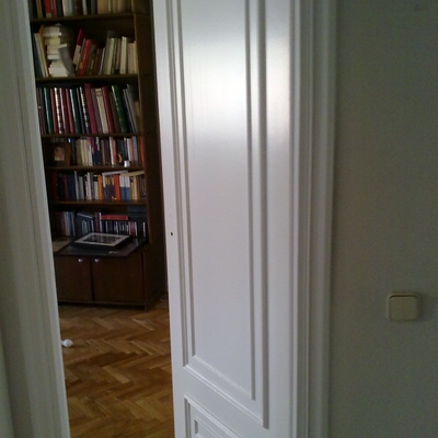 Esmaltado de puerta con moldura en blanco satinado