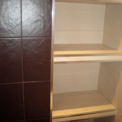 Estanterias en baño,con grés y aluminio