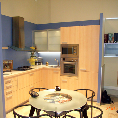 Exposicón Cocina y mesa de reunión con los clientes