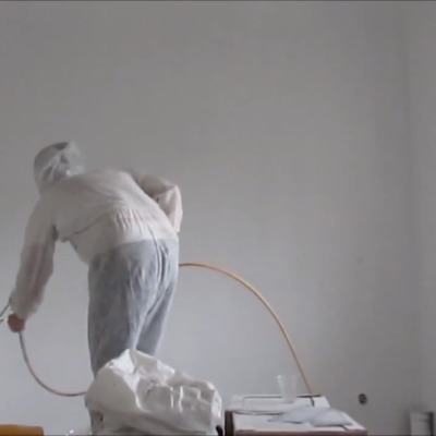 Pintando piso en blanco