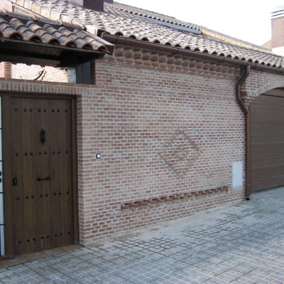 FACTORYDOOR PUERTA SECCIONAL IMITACIÓN MADERA OSCURA Y PUERTA PEATONAL