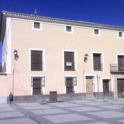 Fachada y cubierta casona plaza de Pareja