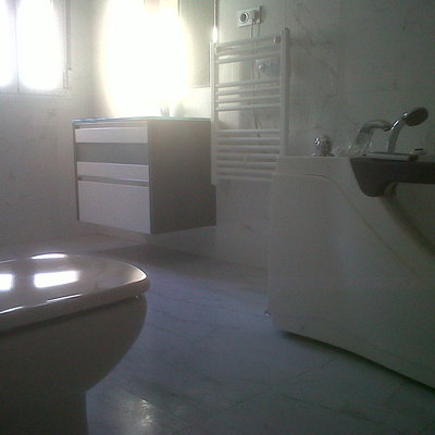 Baño con completo de porcelanosa.