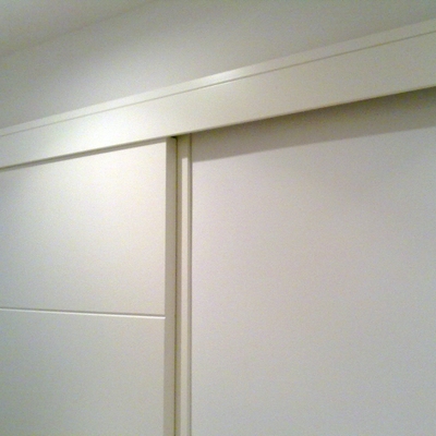 Galería registrable para hoja de puerta corredera deslizante sobre tabique